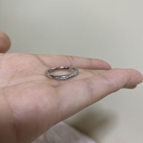 【銀座ダイヤモンドシライシの口コミ】 細く見えるデザインで可愛かったのと、希望価格と値段が合っていたのでこ…