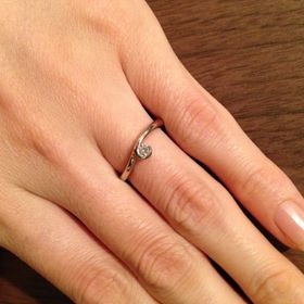 【ケイウノ ブライダル(K.UNO BRIDAL)の口コミ】 主人からのサプライズでもらいました。
私からは「宝石が小さく、ねじって…