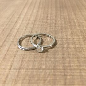 【俄(にわか)の口コミ】 シンプルで華奢なデザインが気に入りました。ファッションリングをつけな…