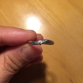 【ラザール ダイヤモンド(LAZARE DIAMOND)の口コミ】 私の指は太くて短く、指輪が似合わない指だと思います。そんな中で、この…