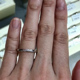 【TRECENTI(トレセンテ)の口コミ】 ストレートリングですが、ダイヤが斜めに配置されていて動きのあるような…