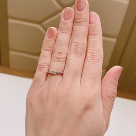 【ラザール ダイヤモンド(LAZARE DIAMOND)の口コミ】 私の指の形が男性よりなんですがこの指輪を付けると、指が綺麗に見えて女…