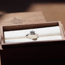 【PORTADA(ポルターダ)の口コミ】 V字になっていて立体的なデザインが気に入ったのと、メインのダイヤの脇に…