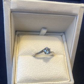 【ENUOVE(イノーヴェ)の口コミ】 たくさん試着させていただきましたがV字のデザインがはっきりした太めのも…