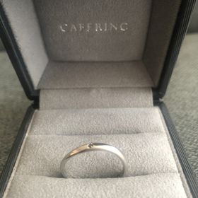 【CAFERING(カフェリング)の口コミ】 デザインに落ち着きがあり気に入っています。
ブラックダイヤモンドを表面…