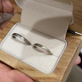 【uchimari(ウチマリ)の口コミ】 指輪のサイズはその場できせいひんをつけさせてくださり、夫の方は15号、…