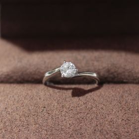 【William-LennyDiamond(ウィリアム・レニー・ダイヤモンド)の口コミ】 男性のスタッフさんが接客してくれました。４件ほど回りましたがどこも綺…