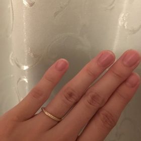 【銀座ダイヤモンドシライシの口コミ】 デザインと着け心地に満足です。彼はプラチナでややマットなもの、私はゴ…