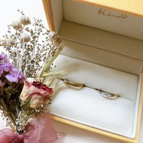 【ケイウノ ブライダル(K.UNO BRIDAL)の口コミ】 プラチナとゴールドの2色が使われている指輪が珍しかったので、他の人とか…