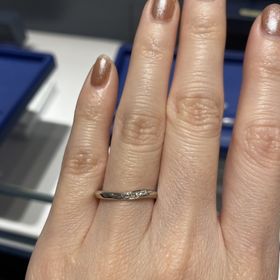 【銀座ダイヤモンドシライシの口コミ】 デザインがとても可愛かったからです。仕事上、あまりキラキラしたものは…