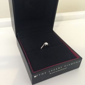 【ラザール ダイヤモンド(LAZARE DIAMOND)の口コミ】 この指輪を選んだ理由はスタイリッシュなデザインであること。普段使いで…