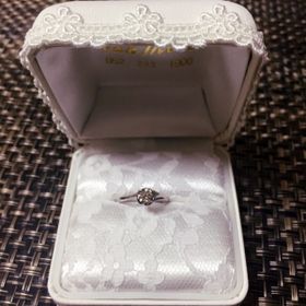 【宝石工房ヴァンモアの口コミ】 フラワーデザインに一目惚れをして、決めました。ダイヤモンドは旦那が0.4…