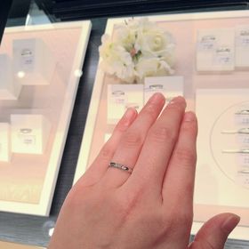 【MIKIMOTO(ミキモト)の口コミ】 3石のストレートタイプの指輪は色々ありますが、この指輪は太さもダイヤの…
