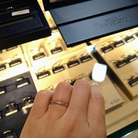 【ROYAL ASSCHER(ロイヤル・アッシャー)の口コミ】 指輪の上側にダイヤモンドが細かく設置されているデザインです。
カッター…