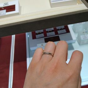 【モニッケンダム(MONNICKENDAM)の口コミ】 ダイヤモンドは1石ですが、サイドからも石が見える作りをしているため存在…