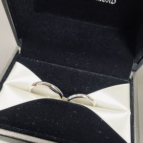 【エクセルコダイヤモンド(EXELCO DIAMOND)の口コミ】 ミル打ちが素敵なデザインです。ペアリングがミル打ちのものだったため、…