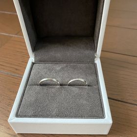 【Flowaves(フロウェーブス)の口コミ】 女性用はダイヤの数が多すぎない様なデザインのものが希望だったので、素…