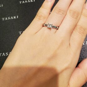 【TASAKI(タサキ)の口コミ】 アームの部分のカットにより、ダイヤが付いていなくてもキラキラ反射する…
