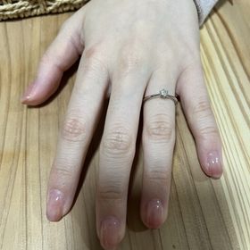 【ラザール ダイヤモンド(LAZARE DIAMOND)の口コミ】 決め手は完全にダイヤモンドの輝きです。もともとデザインはシンプルな物…