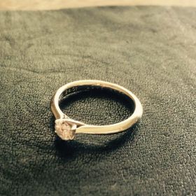 【ラザール ダイヤモンド(LAZARE DIAMOND)の口コミ】 正統派の立て爪のデザインと決めて３～４店舗見て回りました。デザインは…