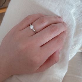 【エクセルコダイヤモンド(EXELCO DIAMOND)の口コミ】 デザインです♡
彼と店員さんと3人で2時間ほど掛けて選びました。
一生に1…