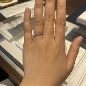 【銀座ダイヤモンドシライシの口コミ】 自分からも相手からも見えるように180度ぐるりとメレダイヤが敷きつめられ…