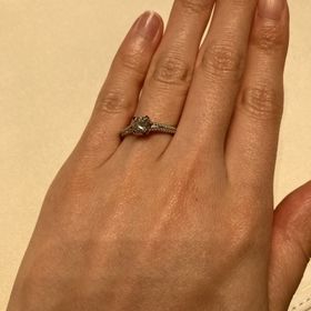 【グラフ(GRAFF)の口コミ】 爪(石台)部分やリングのほぼ全周にダイヤが美しく輝いていて、本当に唯一…