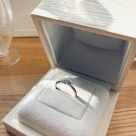 【MIKIMOTO(ミキモト)の口コミ】 婚約指輪はダイヤのついているものに憧れており、元々は一粒ダイヤのデザ…