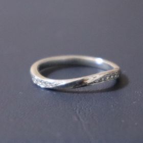 【アイプリモ(I-PRIMO)の口コミ】 ゼクシィで指輪のカタログを見て、ひとめぼれし、こちらに決定しました。
…