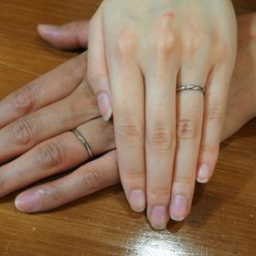 【Petit Marie(プチマリエ)の口コミ】 長く着用できる、控え目でシンプルなデザインをと2人で話し合って決めまし…