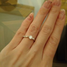 【アイプリモ(I-PRIMO)の口コミ】 メレダイヤが左右についているデザインは他のブランドでもありましたがア…