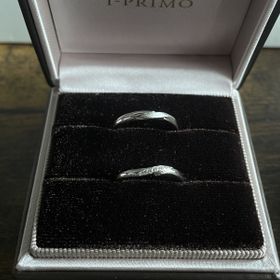 【アイプリモ(I-PRIMO)の口コミ】 他店で購入した婚約指輪と綺麗に重なることが条件で探していました。ウェ…