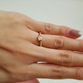 【ORECCHIO(オレッキオ)の口コミ】 ゴールドでエメラルドカットという、普通のエンゲージリングとは違ったと…