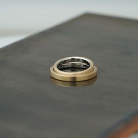 【THREE TREES(スリーツリーズ)の口コミ】 ゴールドとプラチナの配色の結婚指輪を付けたいと思い、この指輪に決めま…