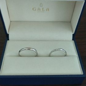 【GALA JEWELRY(ガラジュエリー)の口コミ】 仕事柄、派手なデザインだと普段使いが難しいと考えたため、シンプルなデ…