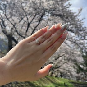【TOMOE(トモエ)の口コミ】 苗字に花という字が使われており、せっかくならお花がモチーフの婚約指輪…