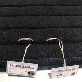 【TRECENTI(トレセンテ)の口コミ】 流れるダイヤが綺麗な指輪です。ひねりがあるように見えますが、ストレー…