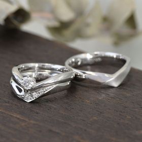 【ついぶ工房の口コミ】 指が細く長く見えるようにV字で、結婚指輪と婚約指輪を重ね付けできるよう…