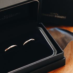 【エクセルコダイヤモンド(EXELCO DIAMOND)の口コミ】 シンプルなデザインがよかったため、ダイヤが正面についているのではなく…