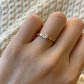 【ENUOVE(イノーヴェ)の口コミ】 普段着用するアクセサリーがイエローゴールドのものが多い為イエローゴー…