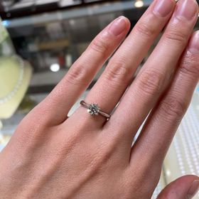 【宝寿堂(ほうじゅどう)の口コミ】 エンゲージリングは、一粒のダイヤモンドをキレイに見せるソリティアで、…