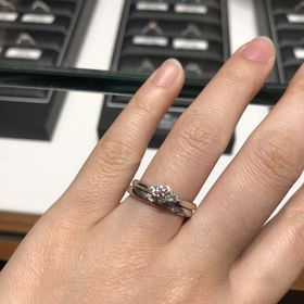 【銀座ダイヤモンドシライシの口コミ】 指輪の形はストレートです。上に着けている婚約指輪は、真ん中に約0.24カ…