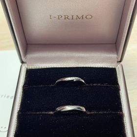 【アイプリモ(I-PRIMO)の口コミ】 指輪のデザインです。
滑らかなウェーブのフォルムに、プラチナとマット加…