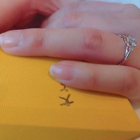 【ケイウノ ブライダル(K.UNO BRIDAL)の口コミ】 指輪をつけた時、周りの人がパッと見たらシンプルなシルバーの指輪に見え…