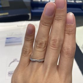 【銀座ダイヤモンドシライシの口コミ】 細身のキラキラした指輪を探していて巡り合ったのがこのジュノーという指…