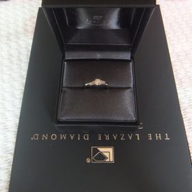 【ラザール ダイヤモンド(LAZARE DIAMOND)の口コミ】 ダイアモンドのカットとデザインを重視して決めました。

カットがエクセ…