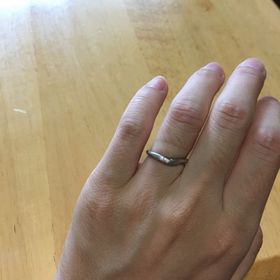 【STAR JEWELRY(スタージュエリー)の口コミ】 値段も高くなく、デザインもシンプルだったので選びました。また、ダイヤ…