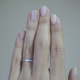 【PILOT BRIDAL(パイロットブライダル)の口コミ】 シンプルなのに、品のあるデザインに惹かれました。女性指輪の表面には小…