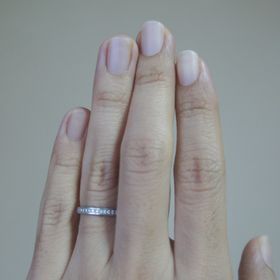 【PILOT BRIDAL(パイロットブライダル)】の口コミ シンプルなのに、品のあるデザインに惹かれました。女性指輪の表面には小さ...