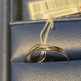 【銀座ダイヤモンドシライシの口コミ】 ウェーブ形状の指輪を探してました。
銀座ダイヤモンドシライシさんは色々…